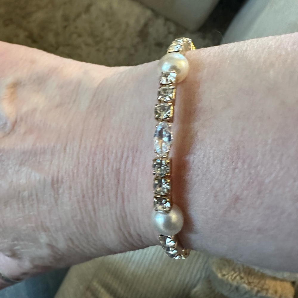 Elegant Gold-Tone Pearl & Crystal Stretch Bracelet - White Pearls